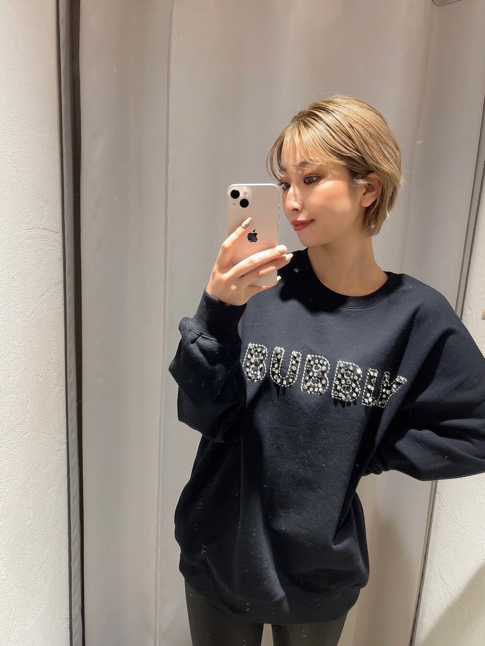 ブラック系のスウェットを着用したレディースの冬コーディネートの2枚目の写真