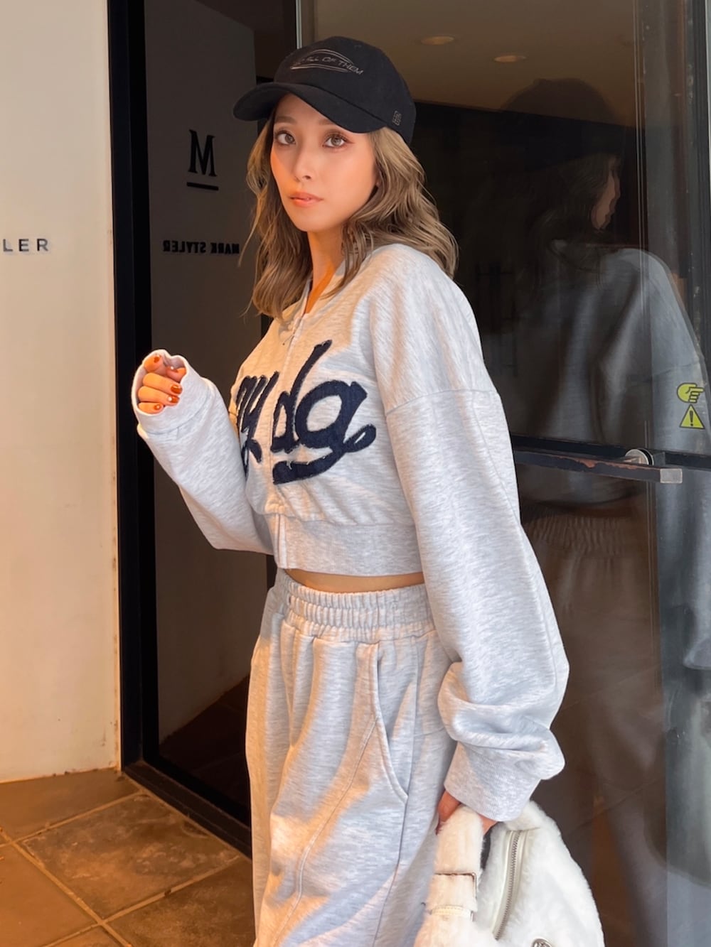 グレー系のスウェット、グレー系のスウェットパンツ、ブラック系のブーツを着用したレディースの冬コーディネートの4枚目の写真