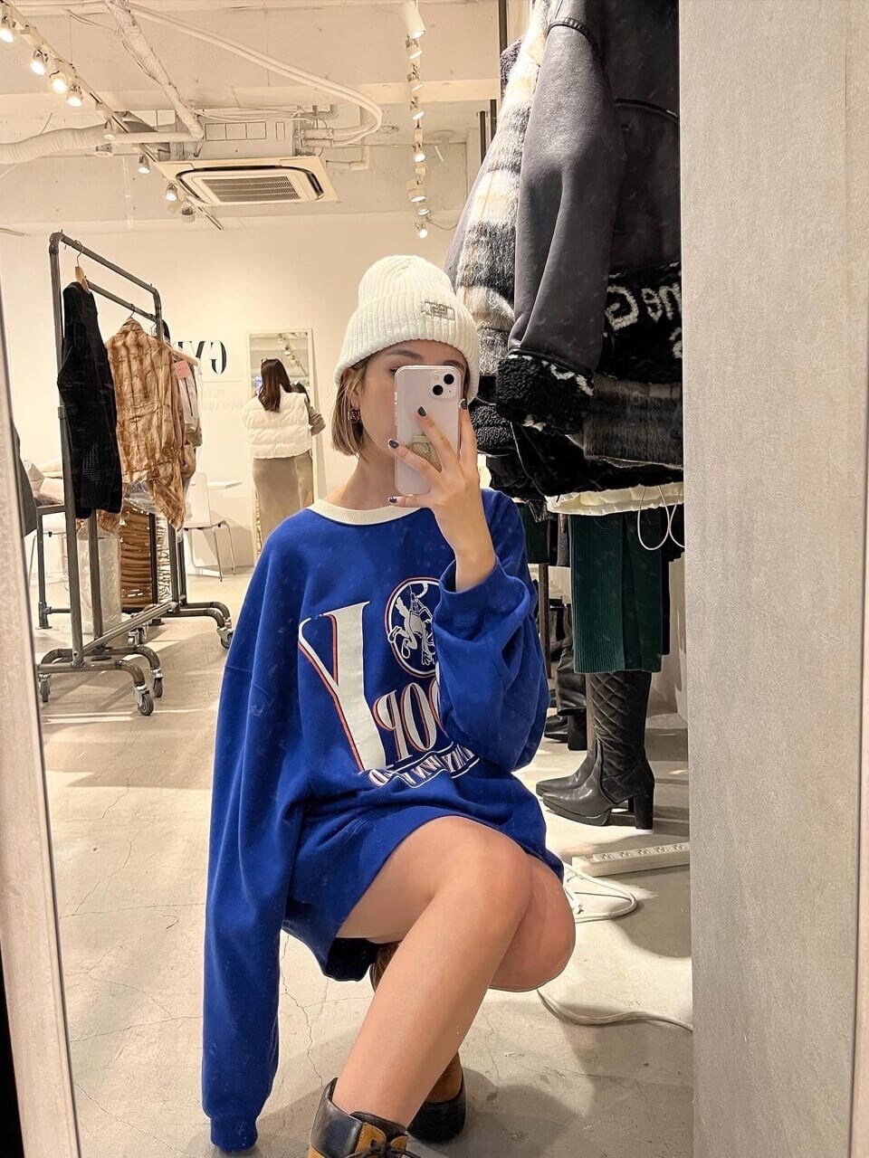 ブルー系のスウェットを着用したレディースの秋コーディネートの3枚目の写真