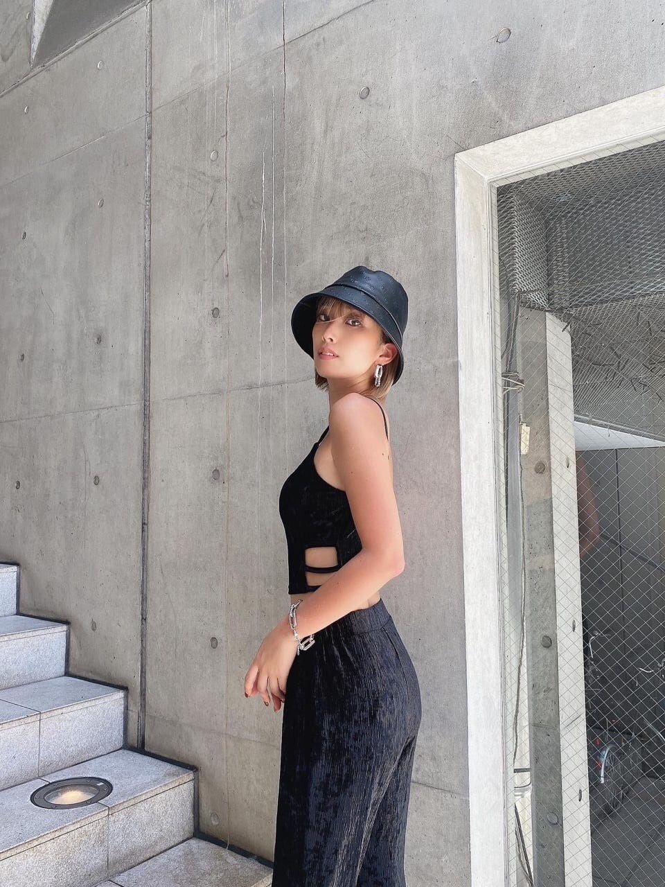 ブラック系のサンダル、ブラック系のその他パンツ、ブラック系のキャミソールを着用したレディースの夏コーディネートの6枚目の写真