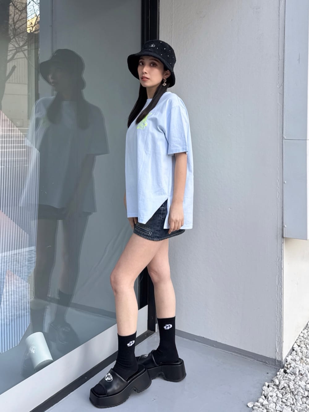 ブルー系のデニムスカート、ブルー系のTシャツ/カットソーを着用したレディースの秋コーディネートの3枚目の写真