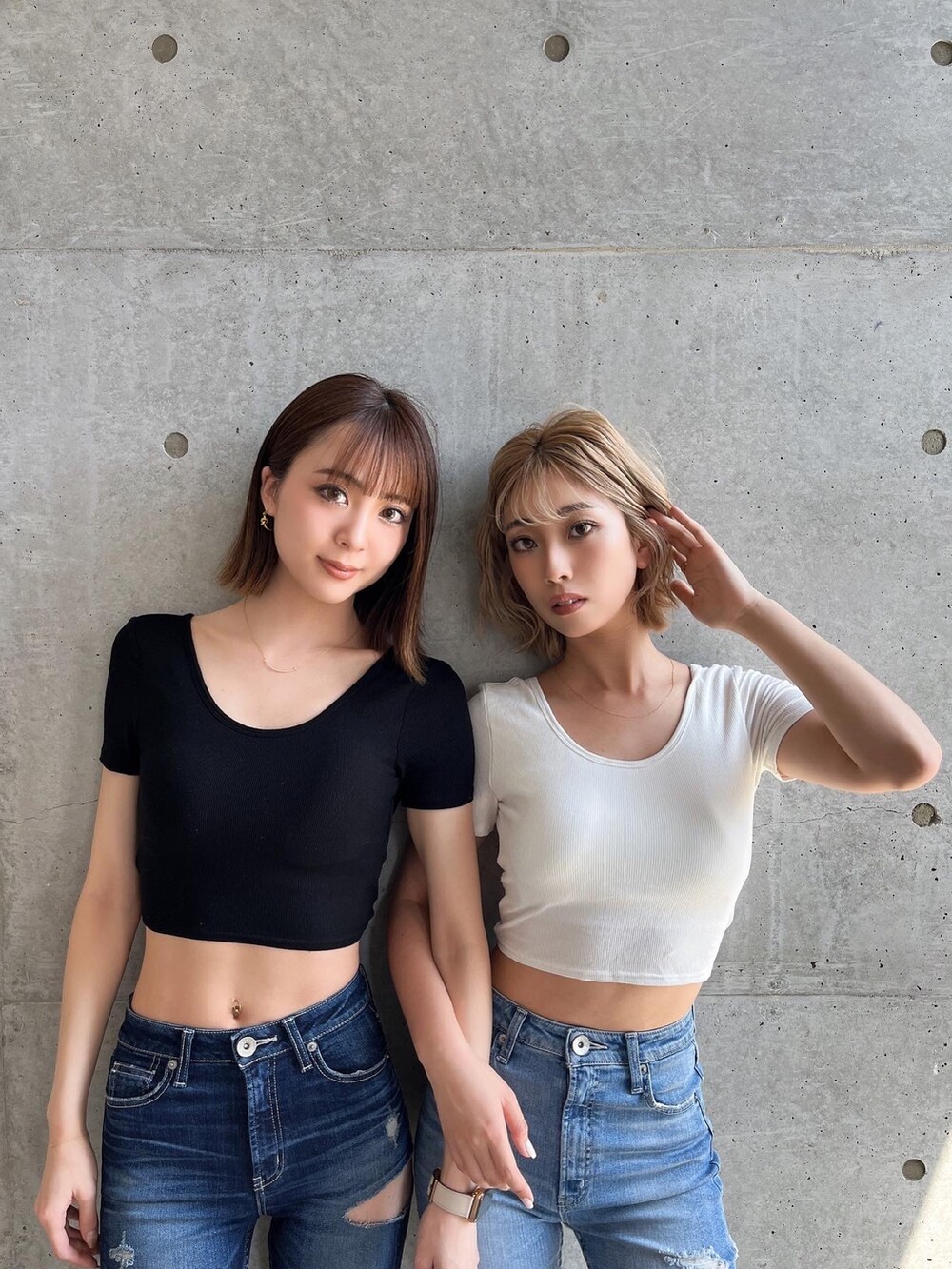 ホワイト系のTシャツ/カットソー、ブルー系のデニムパンツ、ブルー系のデニムパンツを着用したレディースの春コーディネートの4枚目の写真