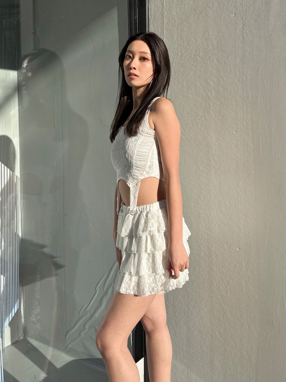 ホワイト系のその他パンツ、ホワイト系のタンクトップを着用したレディースの秋コーディネートの4枚目の写真