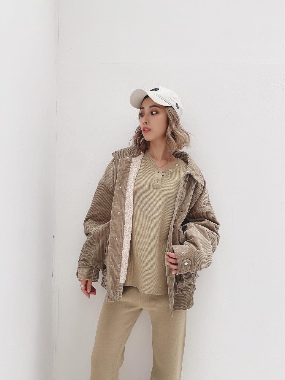 ベージュ系のブルゾン、ベージュ系のその他パンツ、ベージュ系のニット/セーターを着用したレディースの冬コーディネートの2枚目の写真