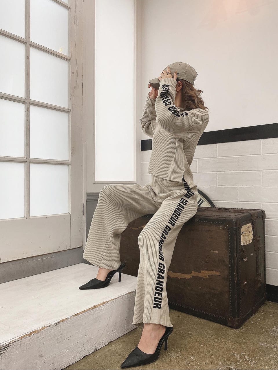 ホワイト系のパンプス、ベージュ系のその他パンツ、ベージュ系のニット/セーターを着用したレディースの冬コーディネートの3枚目の写真