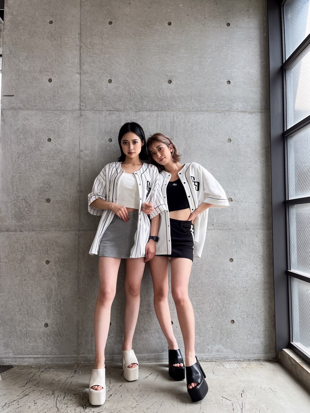 ホワイト系のシャツ/ブラウス、ブラック系のスカートを着用したレディースの夏コーディネートの3枚目の写真