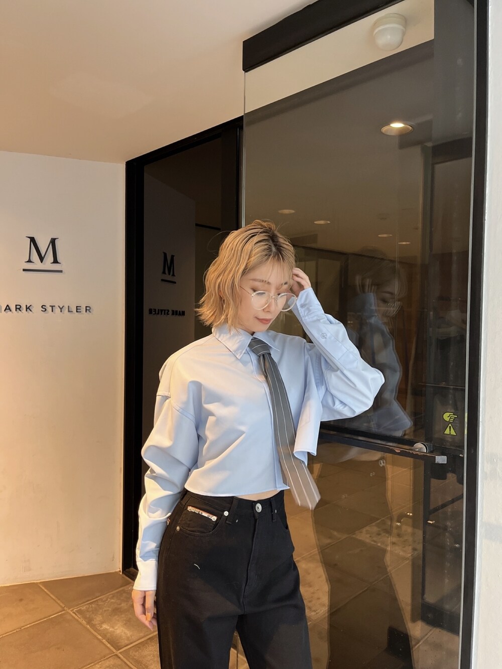 ホワイト系のシャツ/ブラウス、ブラック系のデニムパンツ、その他のサングラスを着用したレディースの秋コーディネートの4枚目の写真