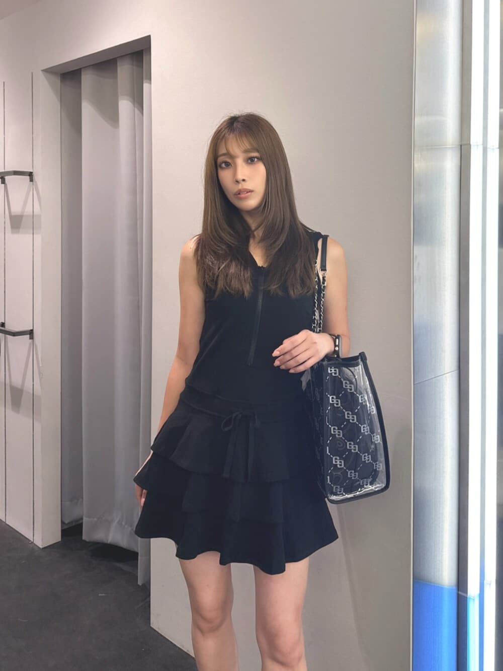 ブラック系のサンダル、ブラック系のトートバッグ、ブラック系のワンピースを着用したレディースの夏コーディネートの6枚目の写真
