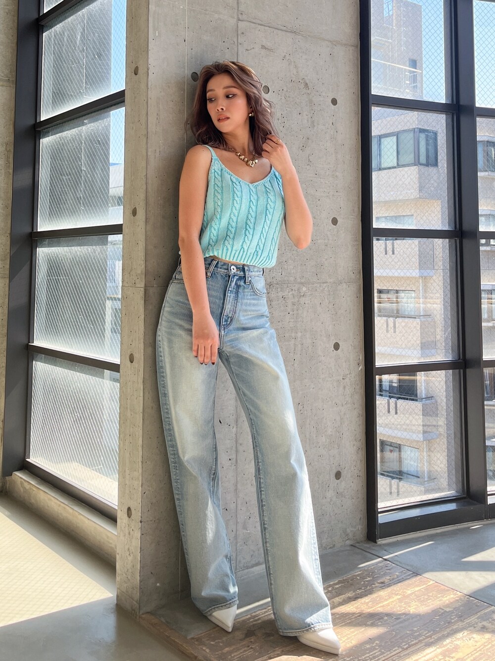 ブルー系のデニムパンツ、ブルー系のキャミソールを着用したレディースの春コーディネートの2枚目の写真