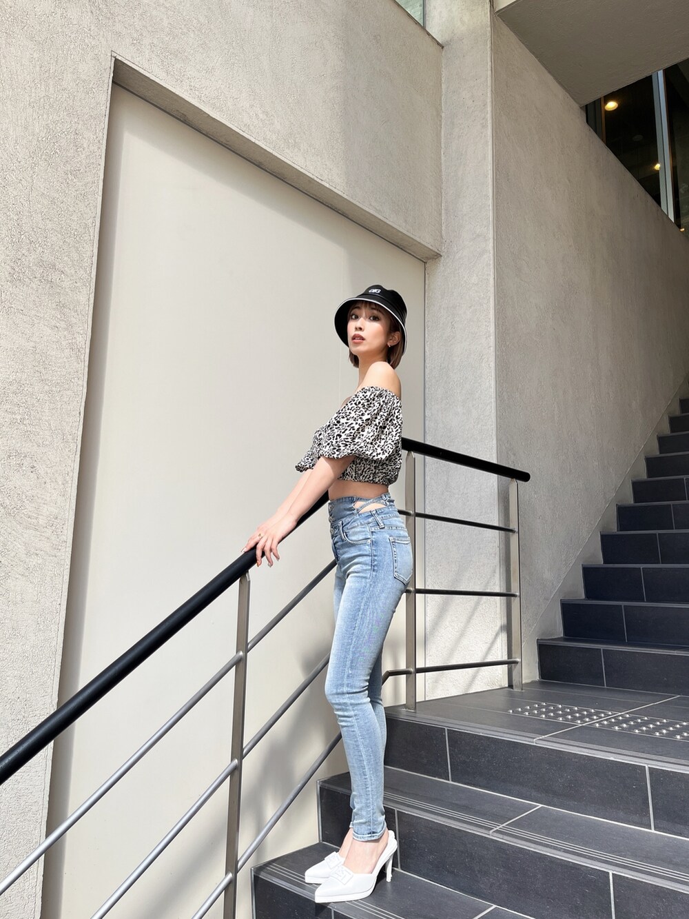 ホワイト系のシャツ/ブラウス、ブルー系のデニムパンツ、ブラック系のハットを着用したレディースの春コーディネートの4枚目の写真