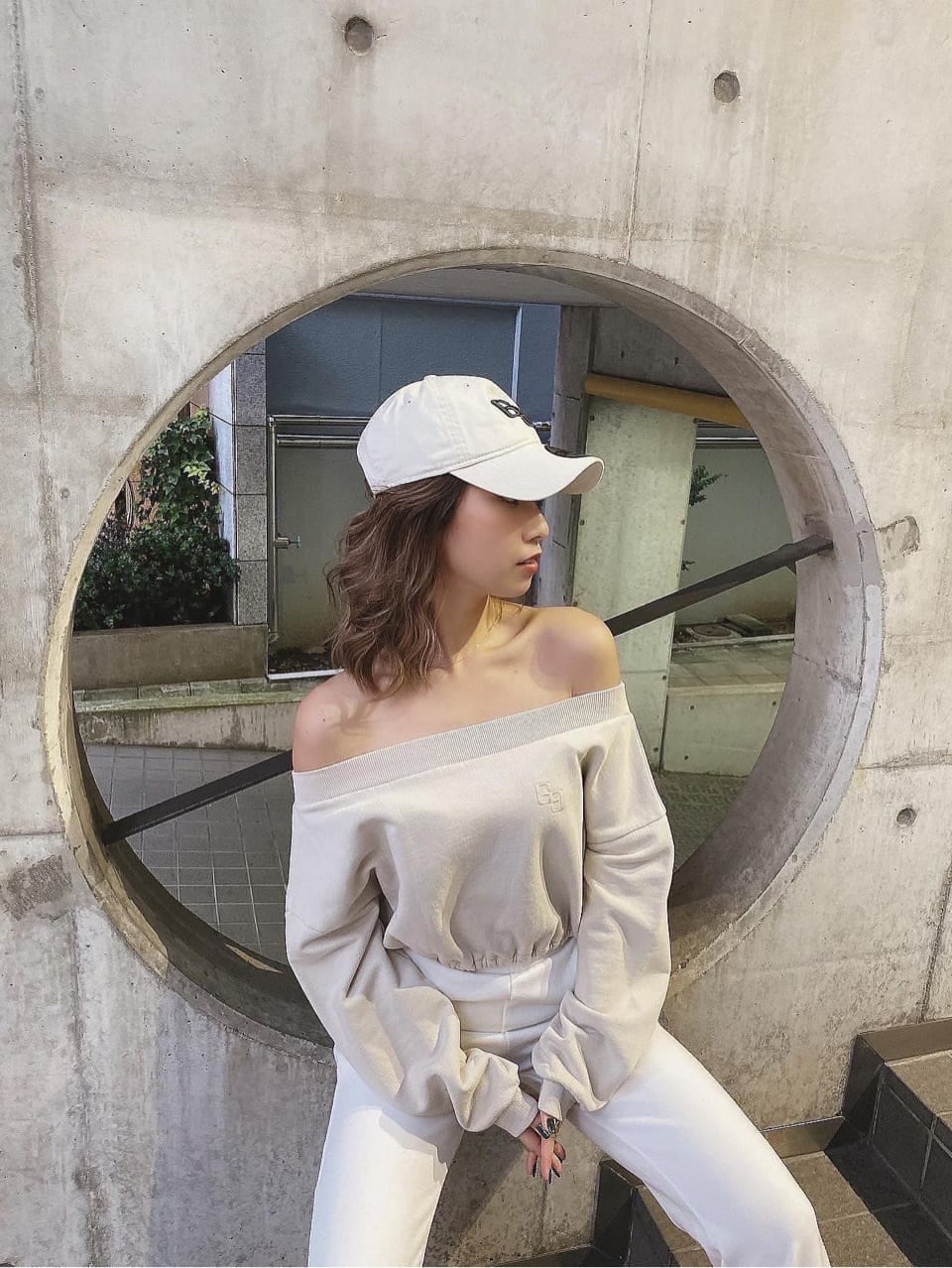 ベージュ系のブーツ、ベージュ系のその他パンツ、ホワイト系のスウェットを着用したレディースの冬コーディネートの4枚目の写真