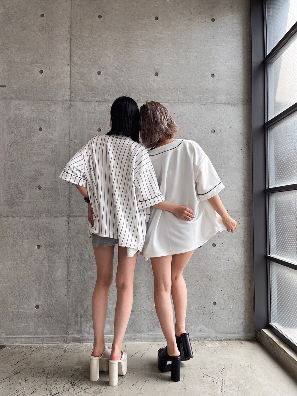 ホワイト系のシャツ/ブラウス、ブラック系のスカートを着用したレディースの夏コーディネートの4枚目の写真