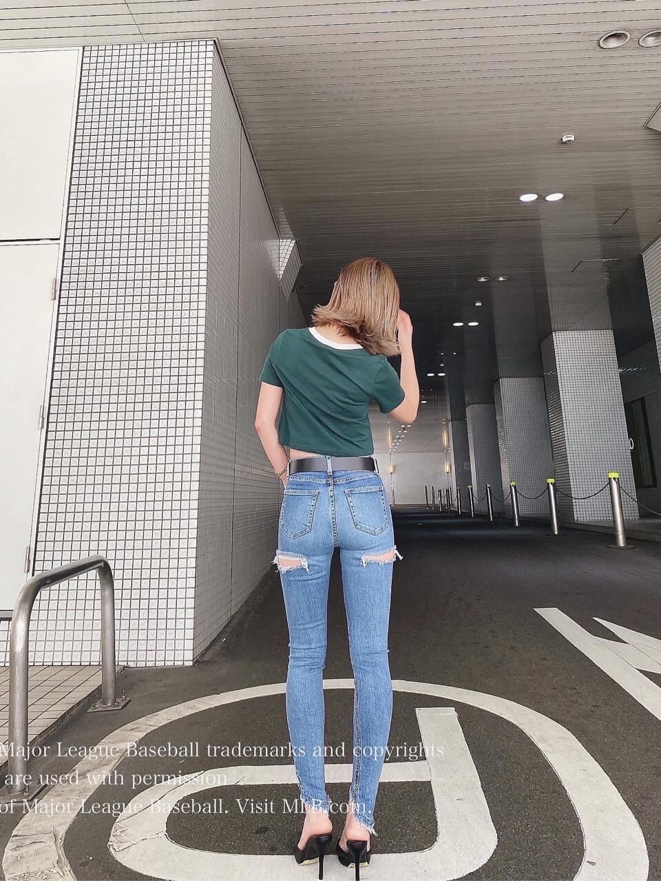 ブルー系のデニムパンツ、グリーン系のTシャツ/カットソーを着用したレディースの夏コーディネートの2枚目の写真