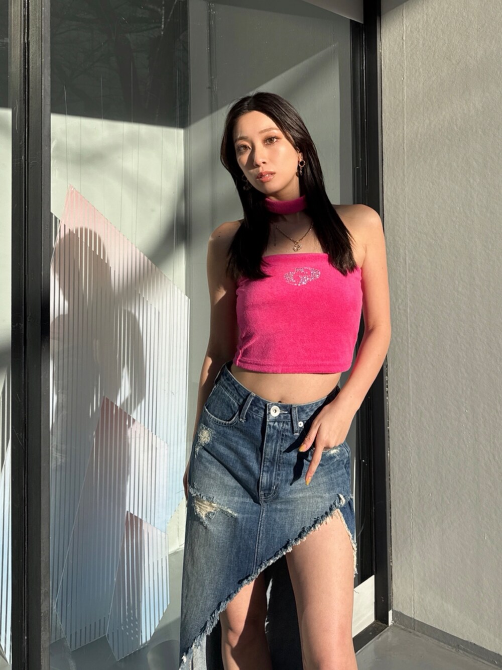 ブルー系のデニムスカートを着用したレディースの夏コーディネートの3枚目の写真