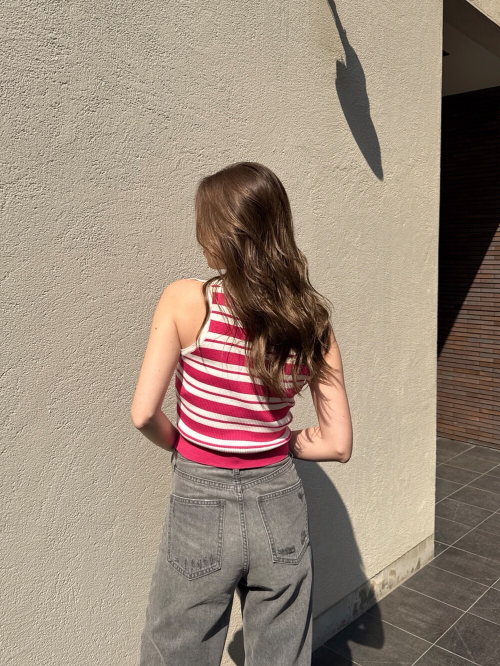 ベージュ系のニット/セーターを着用したレディースの秋コーディネートの5枚目の写真