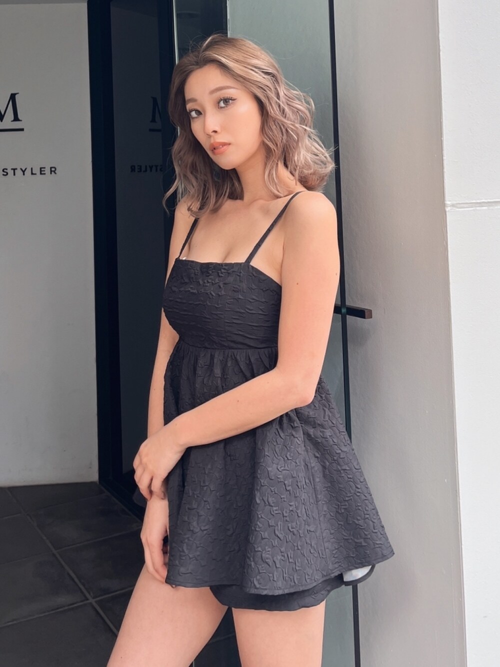 ブラック系のシャツ/ブラウス、ブラック系のその他パンツ、ブラック系のサンダルを着用したレディースの夏コーディネートの4枚目の写真