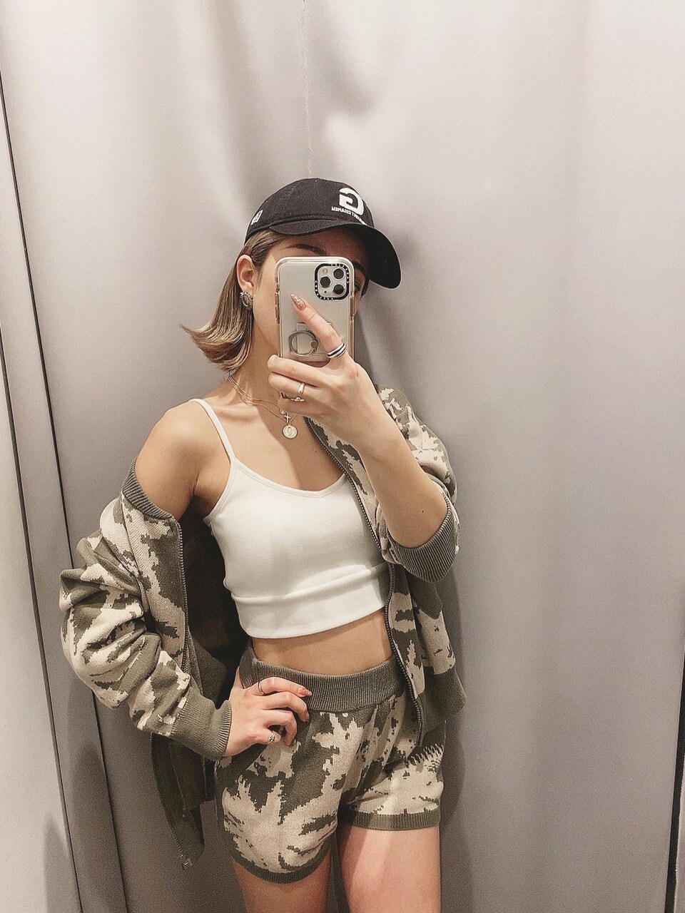 ベージュ系のその他パンツ、ベージュ系のカーディガン/ボレロを着用したレディースの春コーディネートの2枚目の写真