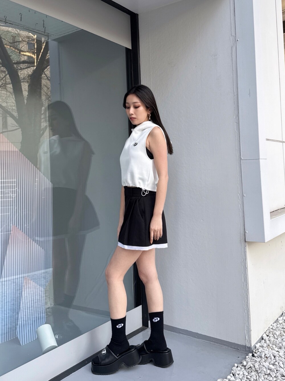 ホワイト系のパーカー、グレー系のその他パンツを着用したレディースの夏コーディネートの3枚目の写真