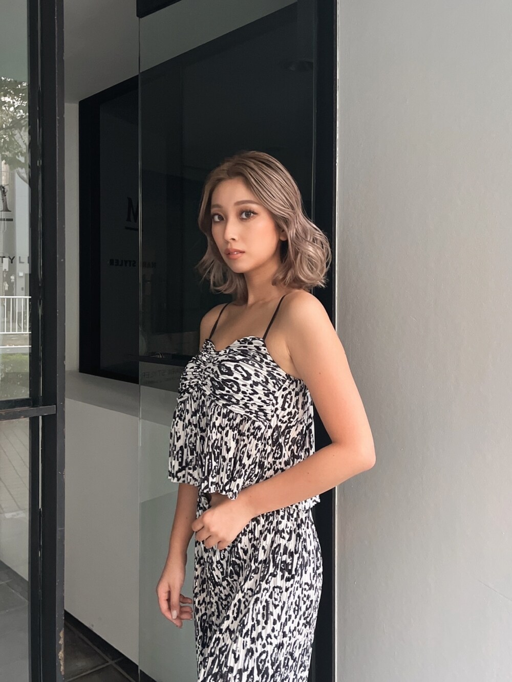 その他のその他パンツ、グレー系のキャミソールを着用したレディースの夏コーディネートの5枚目の写真