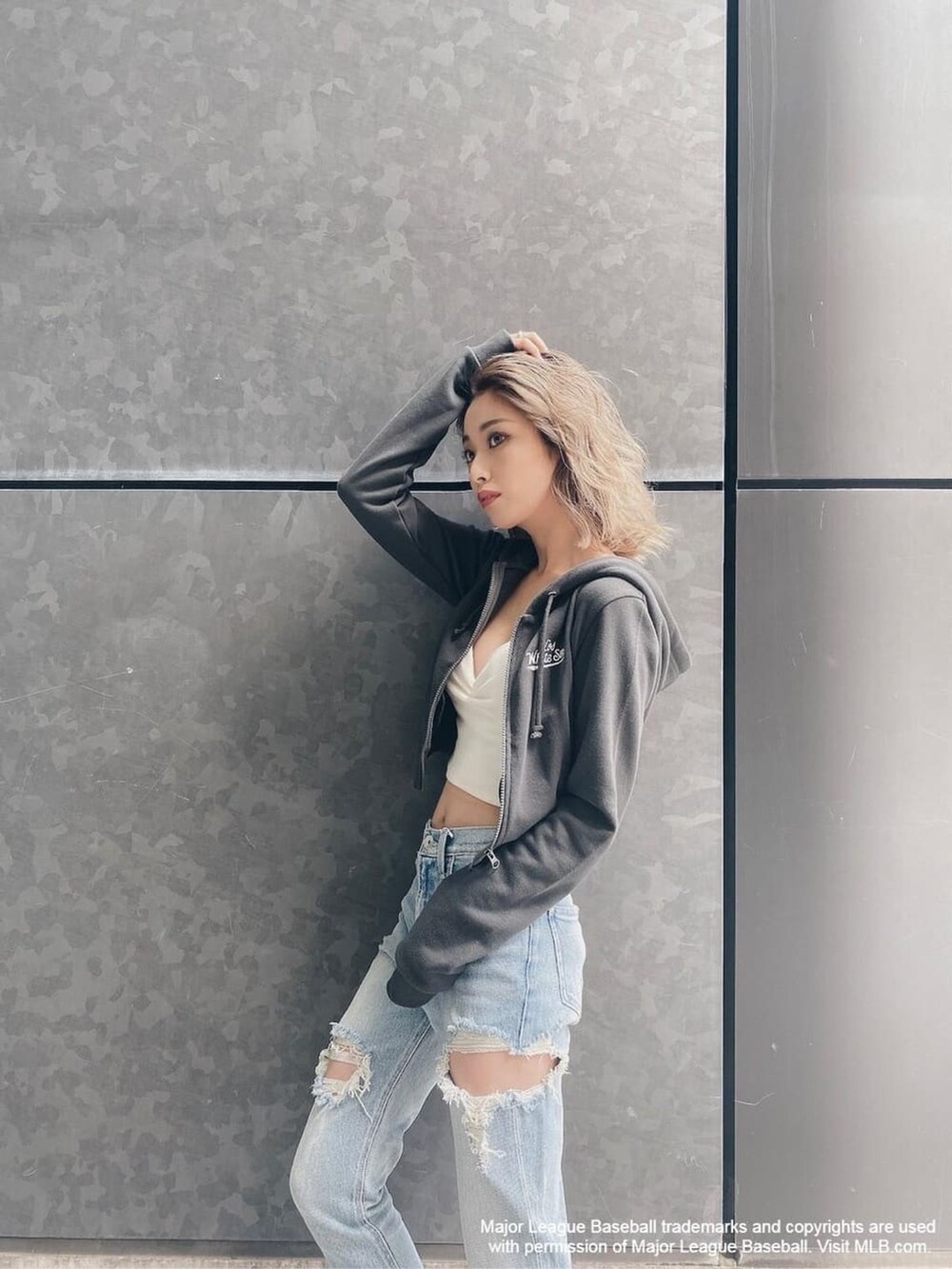 グレー系のパーカー、ホワイト系のチューブトップを着用したレディースの夏コーディネートの2枚目の写真