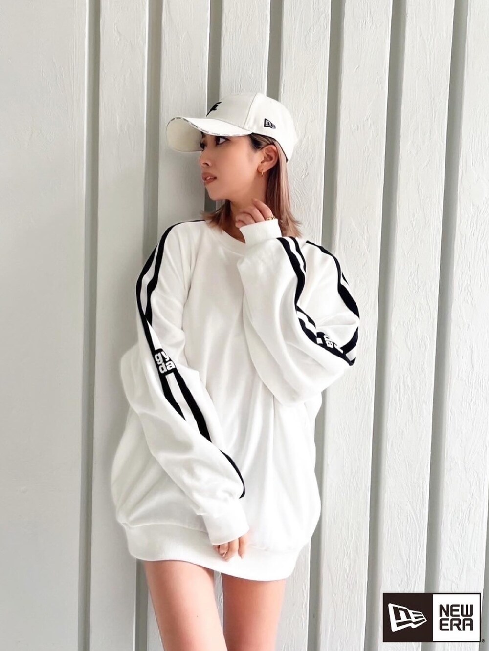 ホワイト系のスウェット、ブラック系のブーツを着用したレディースの春コーディネートの4枚目の写真