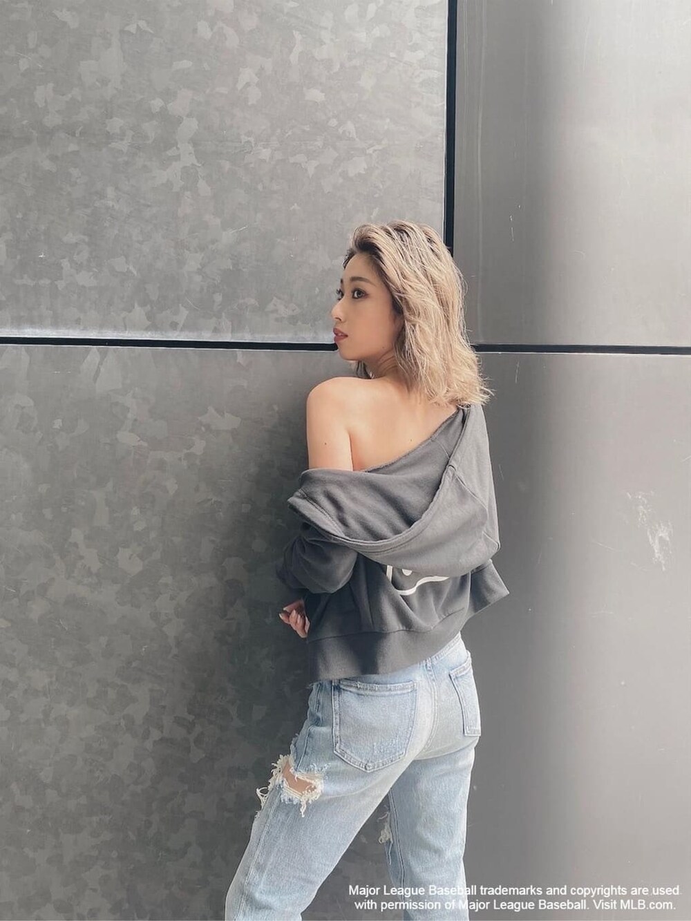 グレー系のパーカー、ホワイト系のチューブトップを着用したレディースの夏コーディネートの3枚目の写真