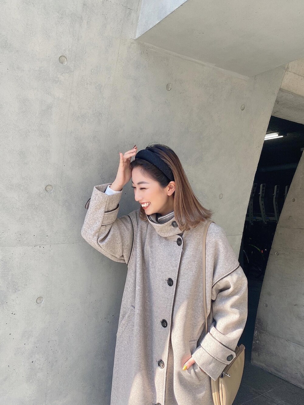 ブラウン系のその他アウターを着用したレディースの冬コーディネートの3枚目の写真