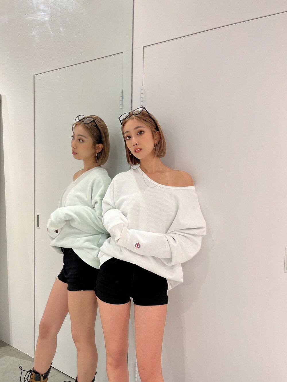 ホワイト系のスウェット、ブラウン系のブーツ、その他のサングラスを着用したレディースの秋コーディネートの8枚目の写真