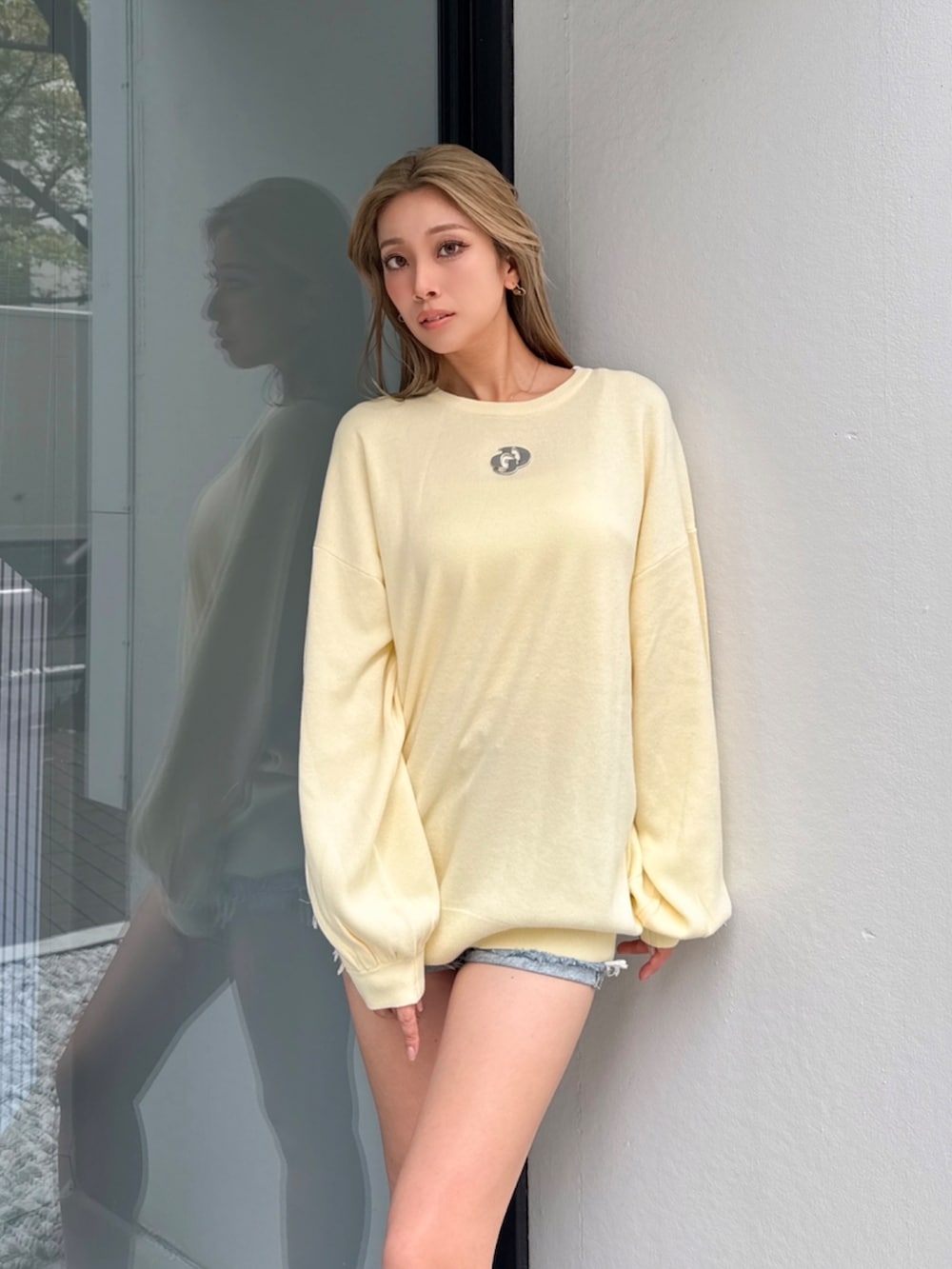 ブルー系のデニムパンツ、イエロー系のニット/セーターを着用したレディースの冬コーディネートの4枚目の写真