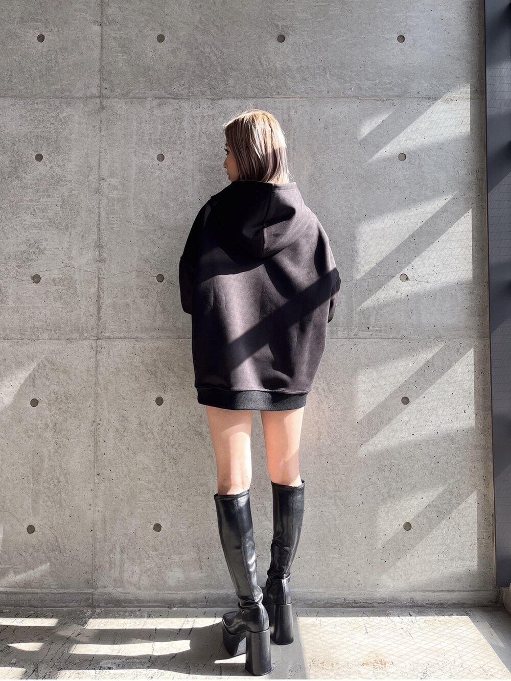 ブラック系のブーツを着用したレディースの冬コーディネートの2枚目の写真