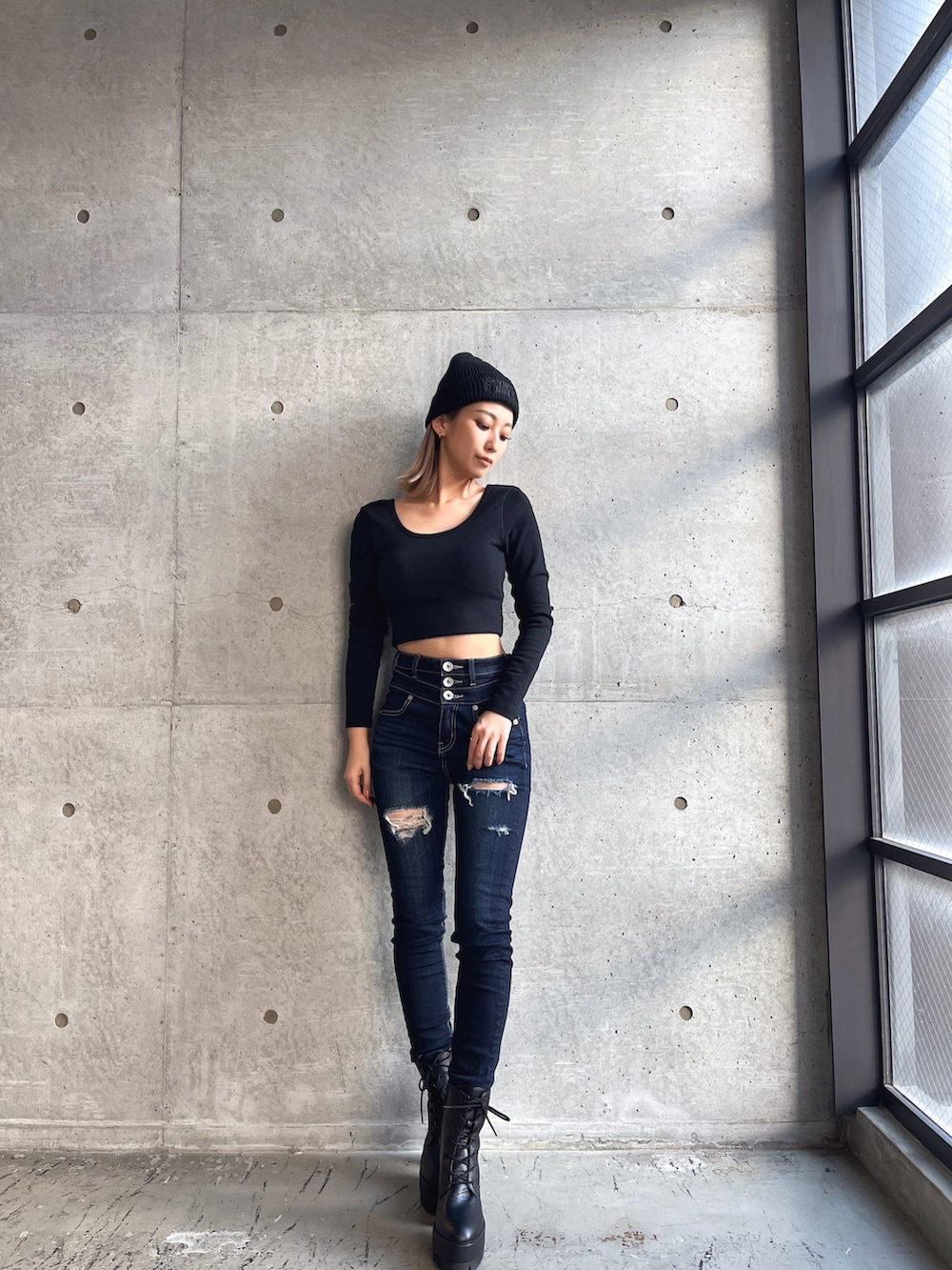 ホワイト系のTシャツ/カットソー、ブラック系のブーツ、ブルー系のデニムパンツを着用したレディースの冬コーディネートの2枚目の写真