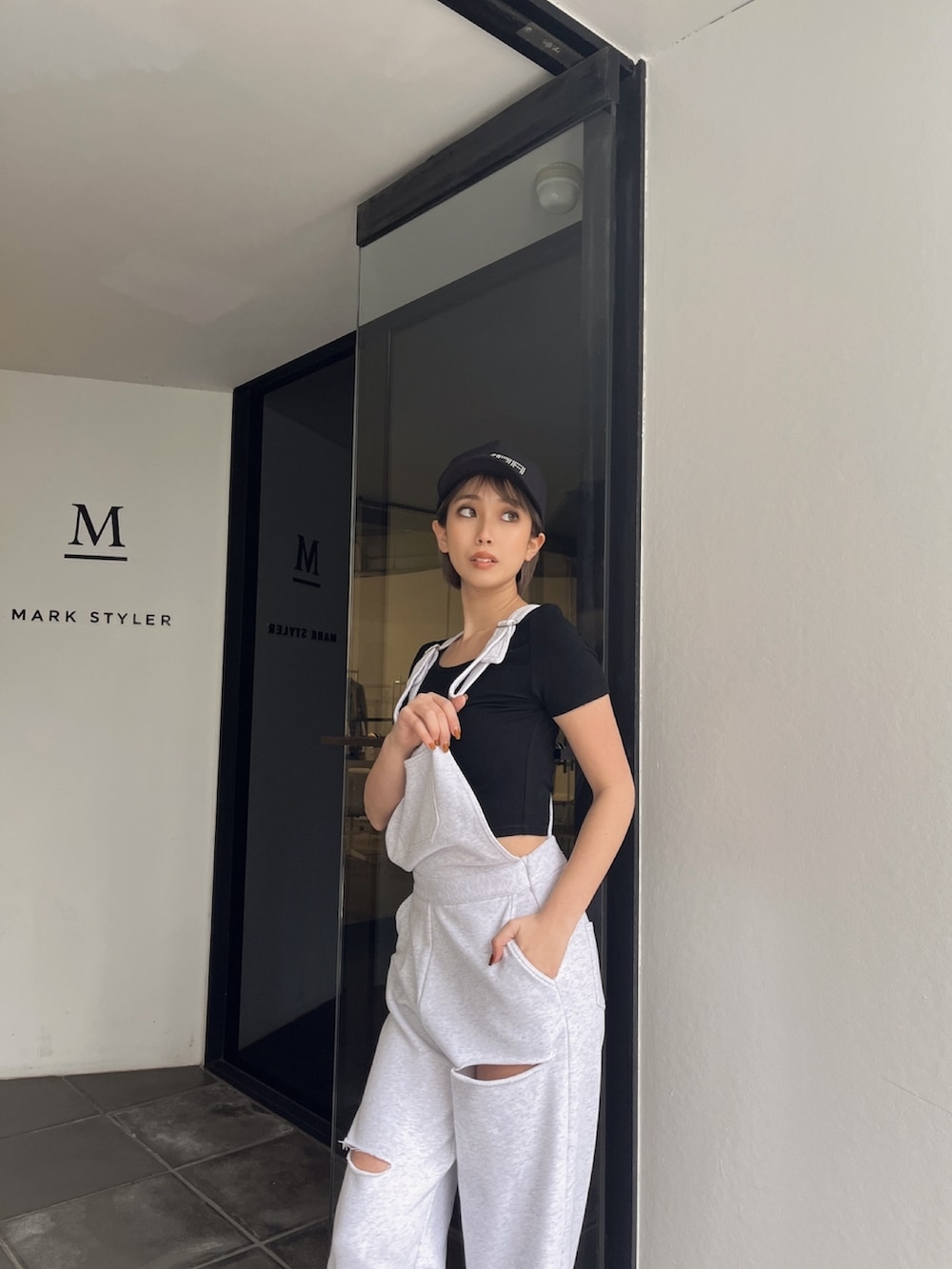 ブラック系のTシャツ/カットソー、ブラック系のつなぎ/オールインワン、ブラック系のサンダルを着用したレディースの夏コーディネートの2枚目の写真