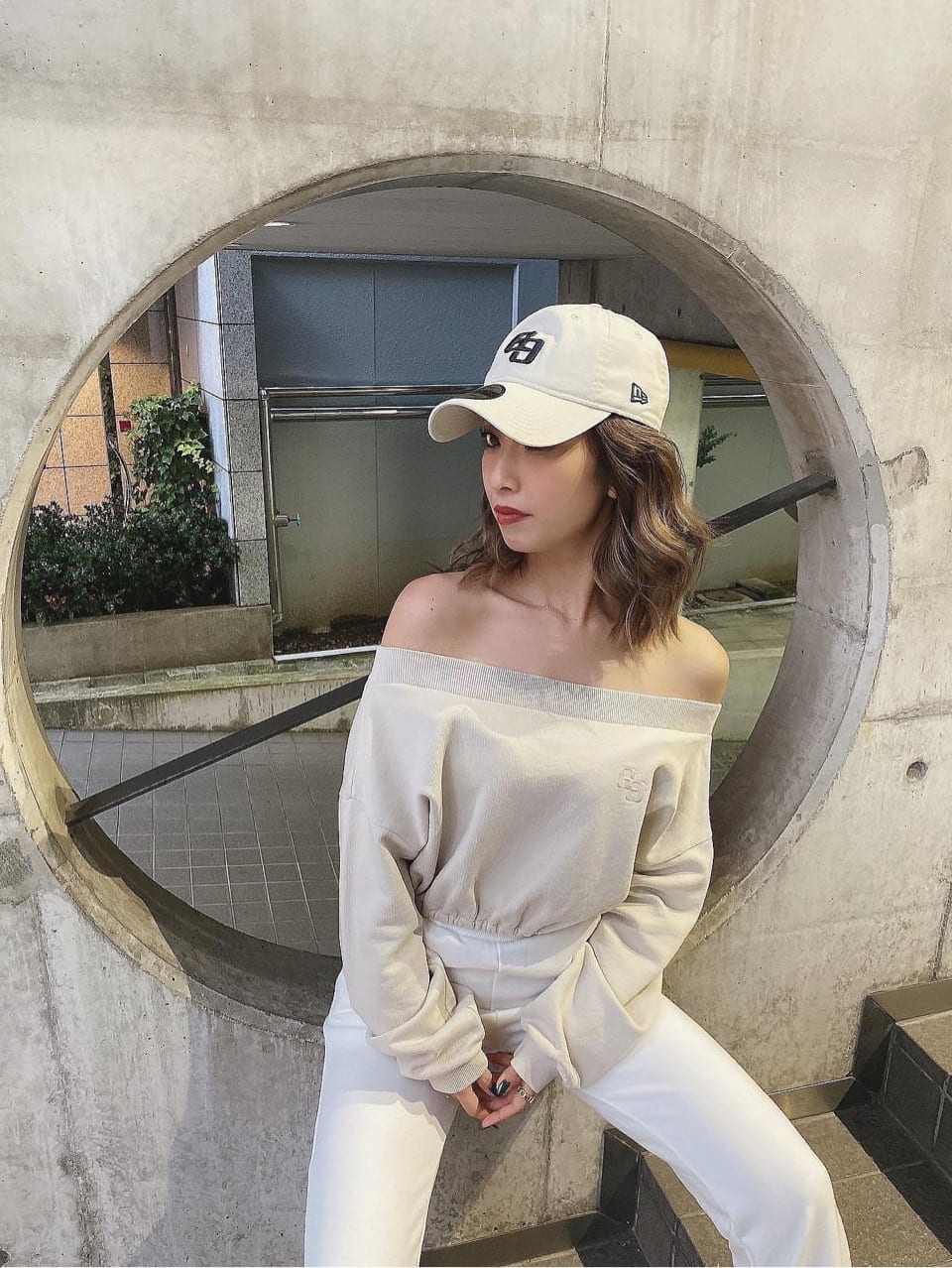 ベージュ系のブーツ、ベージュ系のその他パンツ、ホワイト系のスウェットを着用したレディースの冬コーディネートの5枚目の写真