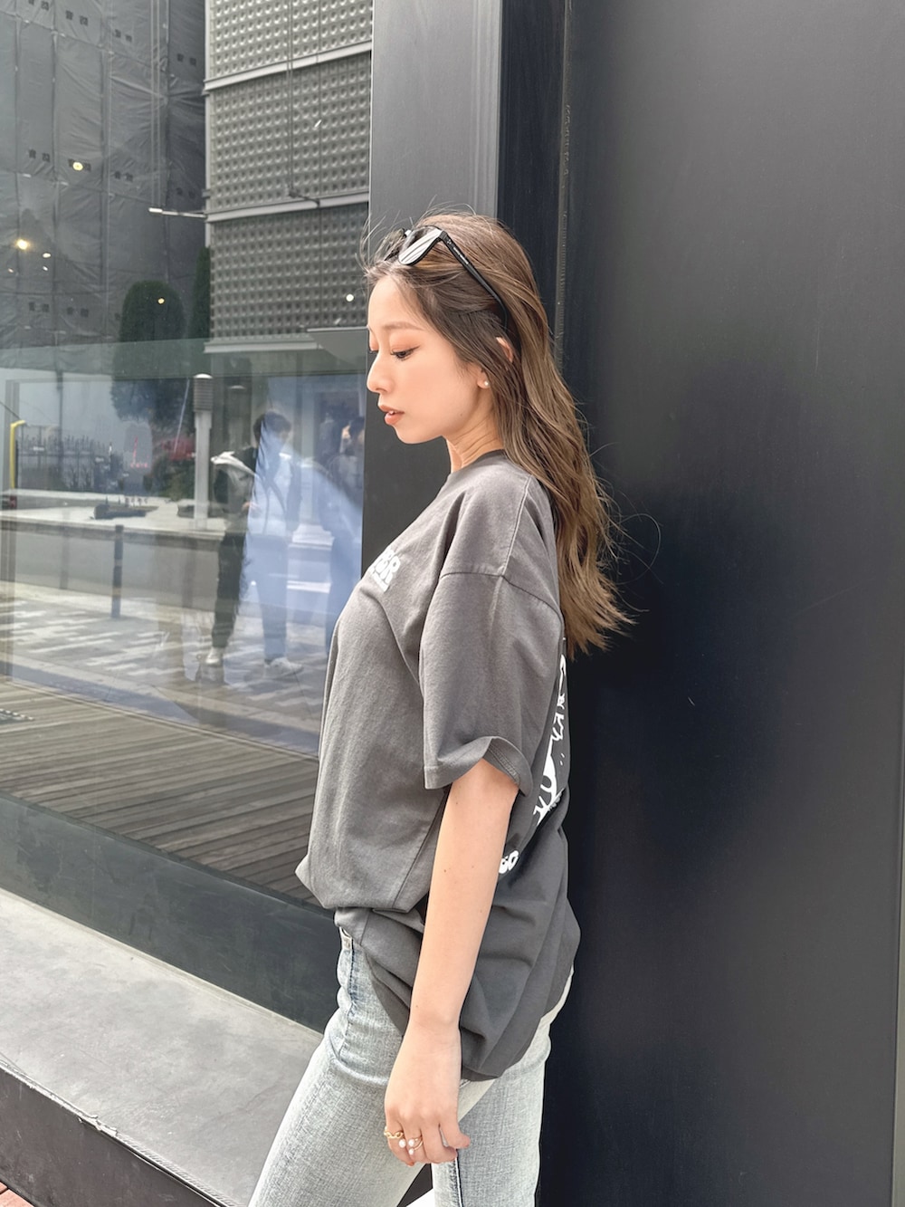 グレー系のTシャツ/カットソー、ブルー系のデニムパンツを着用したレディースの春コーディネートの3枚目の写真