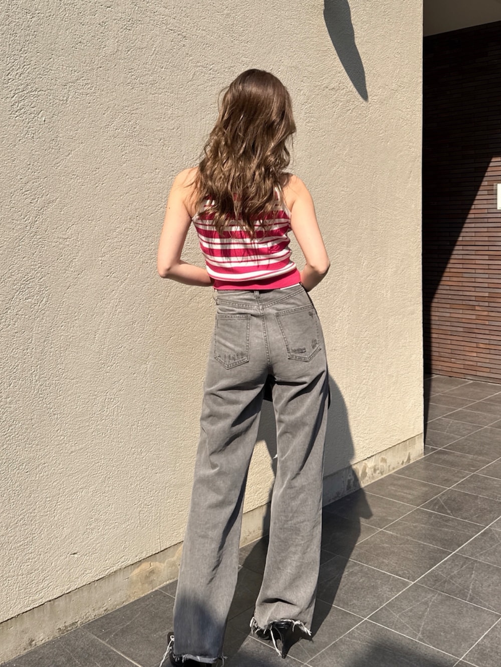 ベージュ系のニット/セーターを着用したレディースの秋コーディネートの2枚目の写真