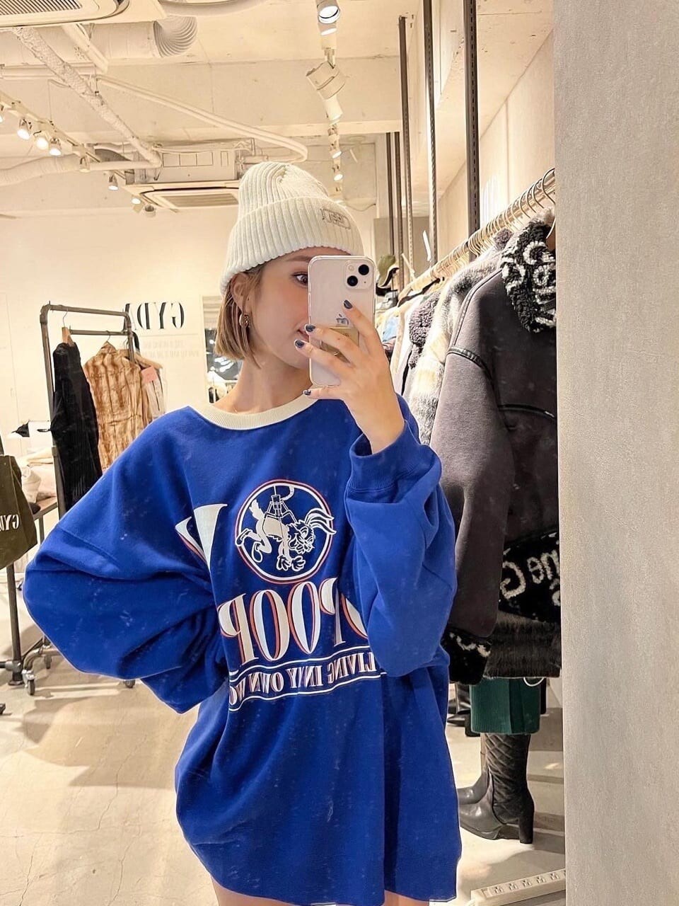 ブルー系のスウェットを着用したレディースの秋コーディネートの2枚目の写真