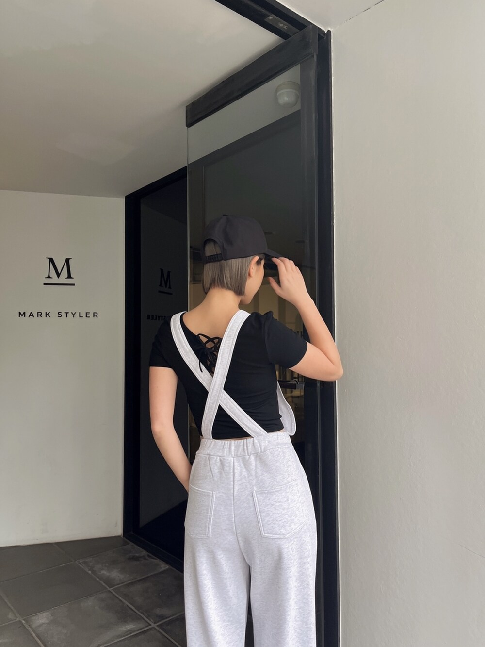 ブラック系のTシャツ/カットソー、ブラック系のつなぎ/オールインワン、ブラック系のサンダルを着用したレディースの夏コーディネートの4枚目の写真