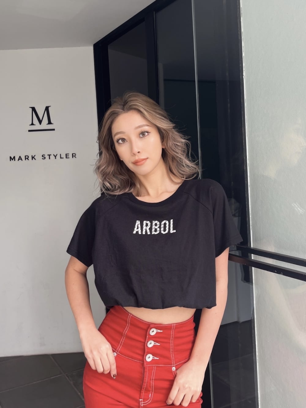 ブラック系のTシャツ/カットソー、レッド系のその他パンツ、ブラック系のサンダルを着用したレディースの夏コーディネートの4枚目の写真