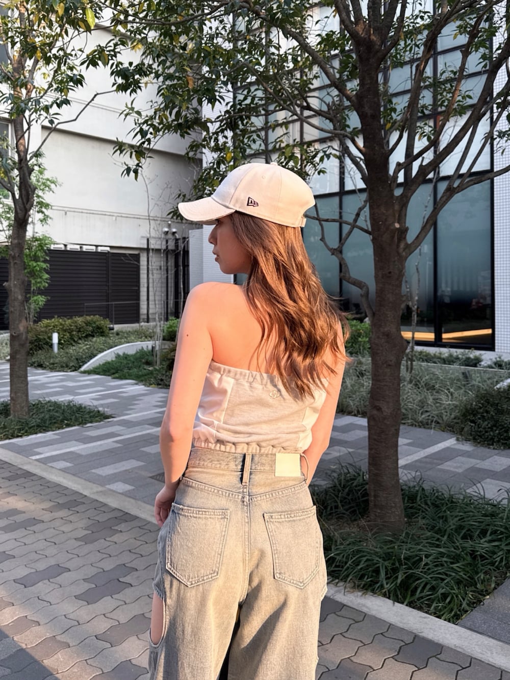 ブルー系のデニムパンツを着用したレディースの秋コーディネートの3枚目の写真