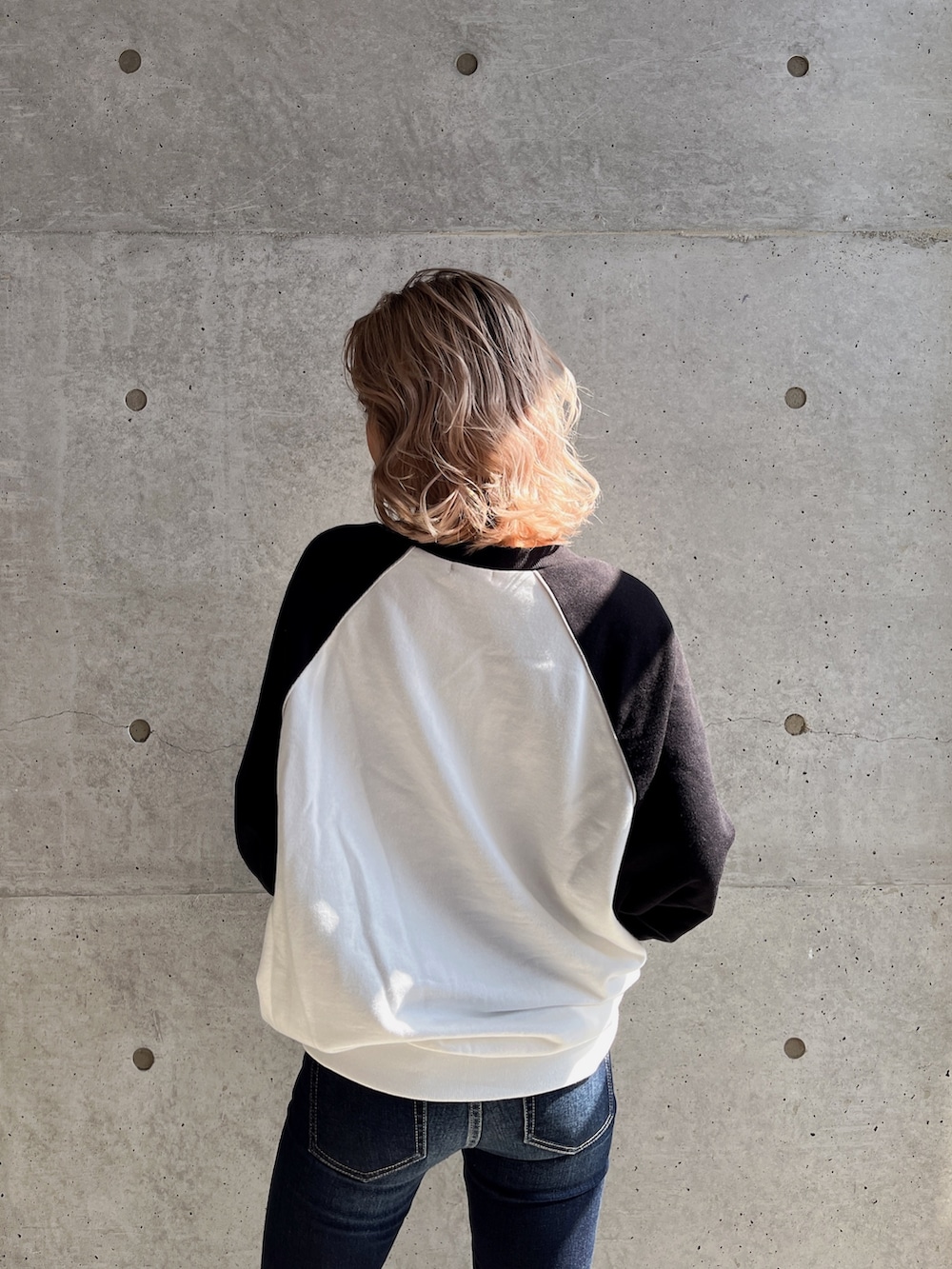 ブラック系のスウェット、ブラック系のブーツを着用したレディースの冬コーディネートの4枚目の写真