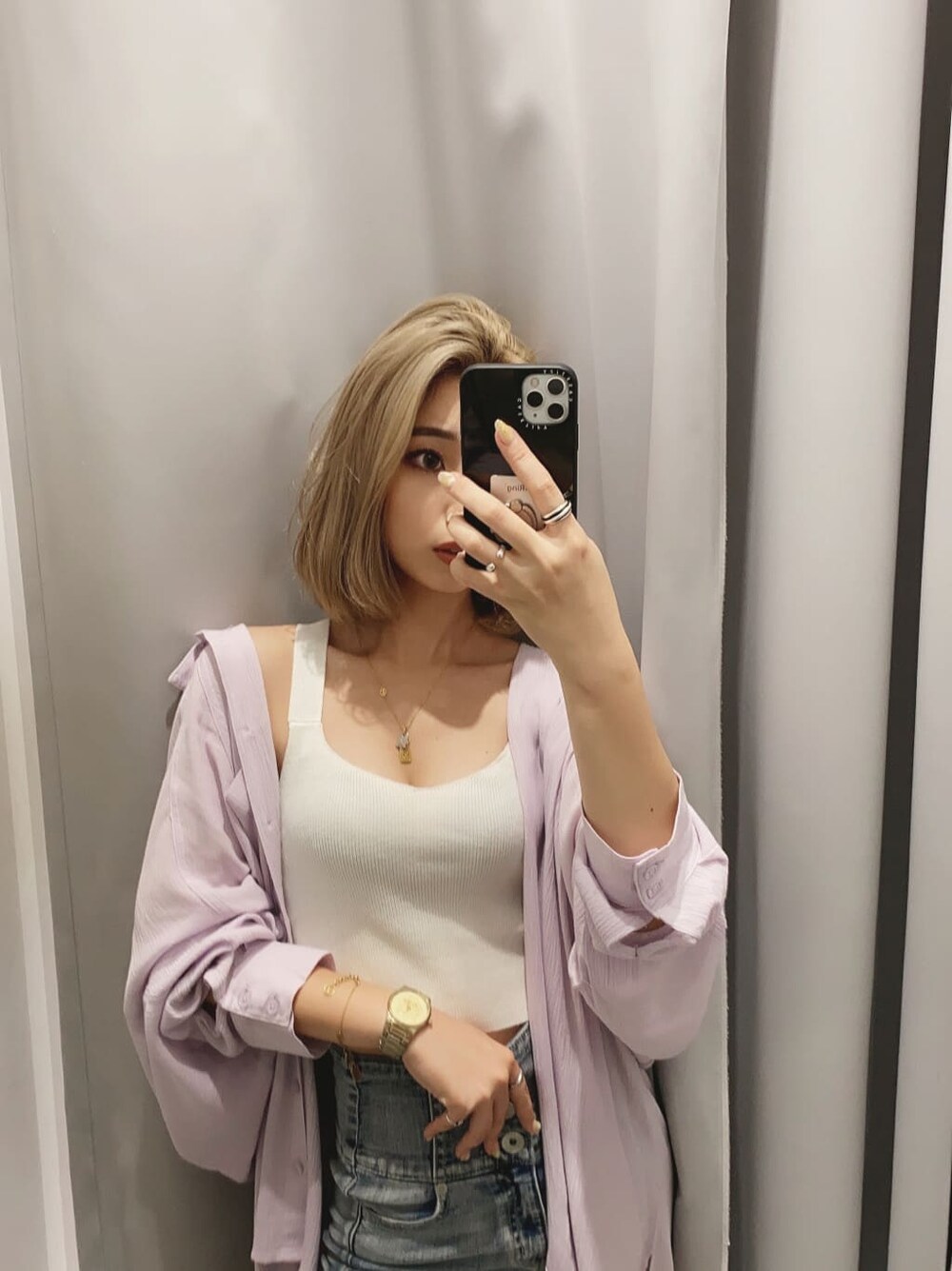 パープル系のシャツ/ブラウス、ホワイト系のシャツ/ブラウス、ベージュ系のシャツ/ブラウスを着用したレディースの夏コーディネートの2枚目の写真