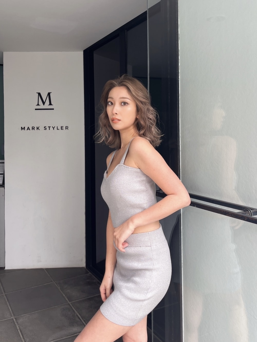 グレー系のキャミソール、グレー系のその他パンツ、ブラック系のサンダルを着用したレディースの夏コーディネートの6枚目の写真