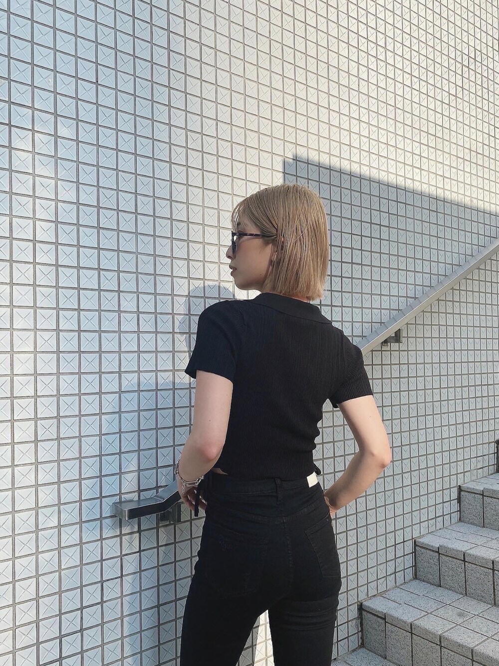 ブラック系のニット/セーターを着用したレディースの夏コーディネートの2枚目の写真