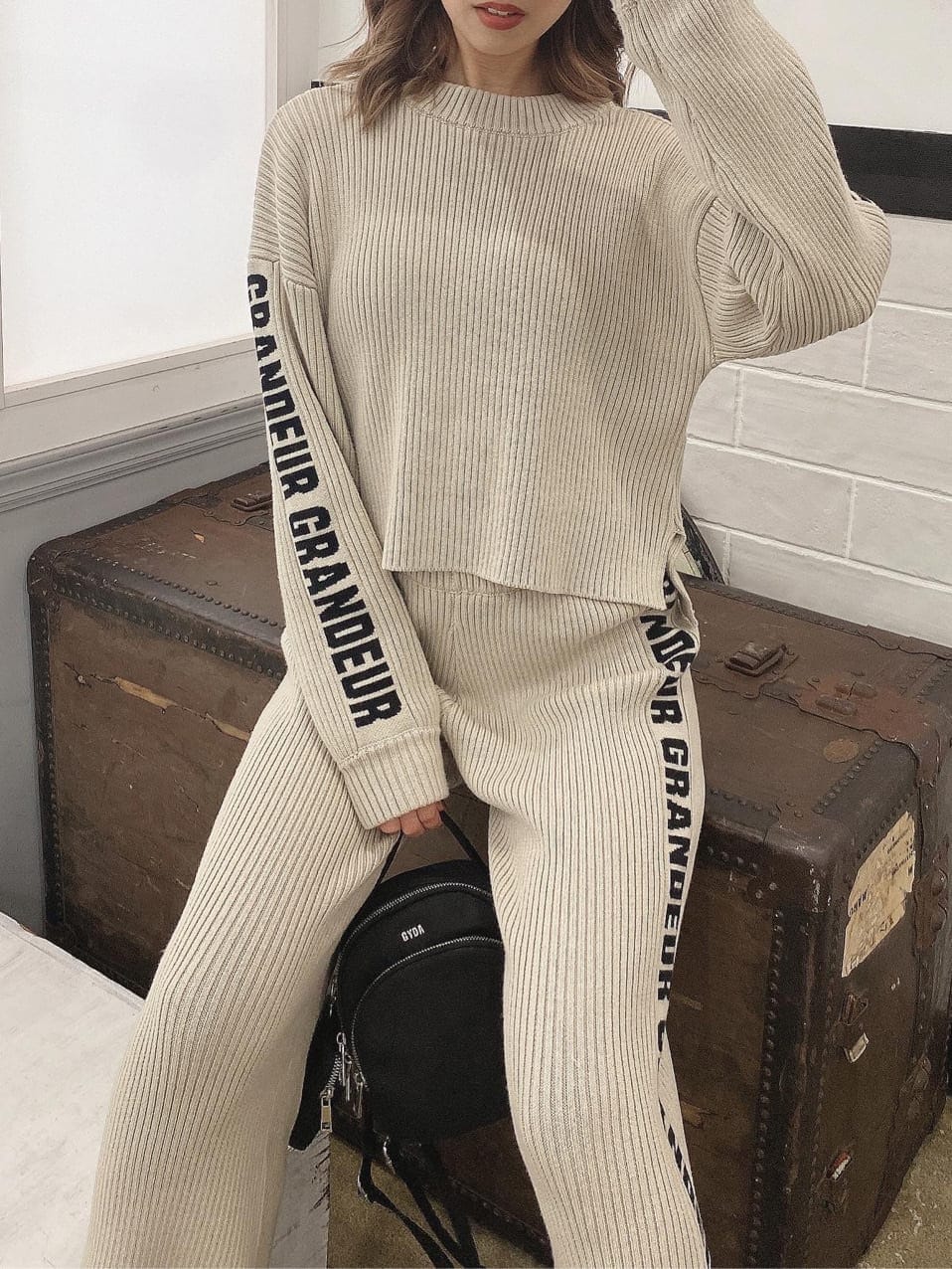 ホワイト系のパンプス、ベージュ系のその他パンツ、ベージュ系のニット/セーターを着用したレディースの冬コーディネートの7枚目の写真