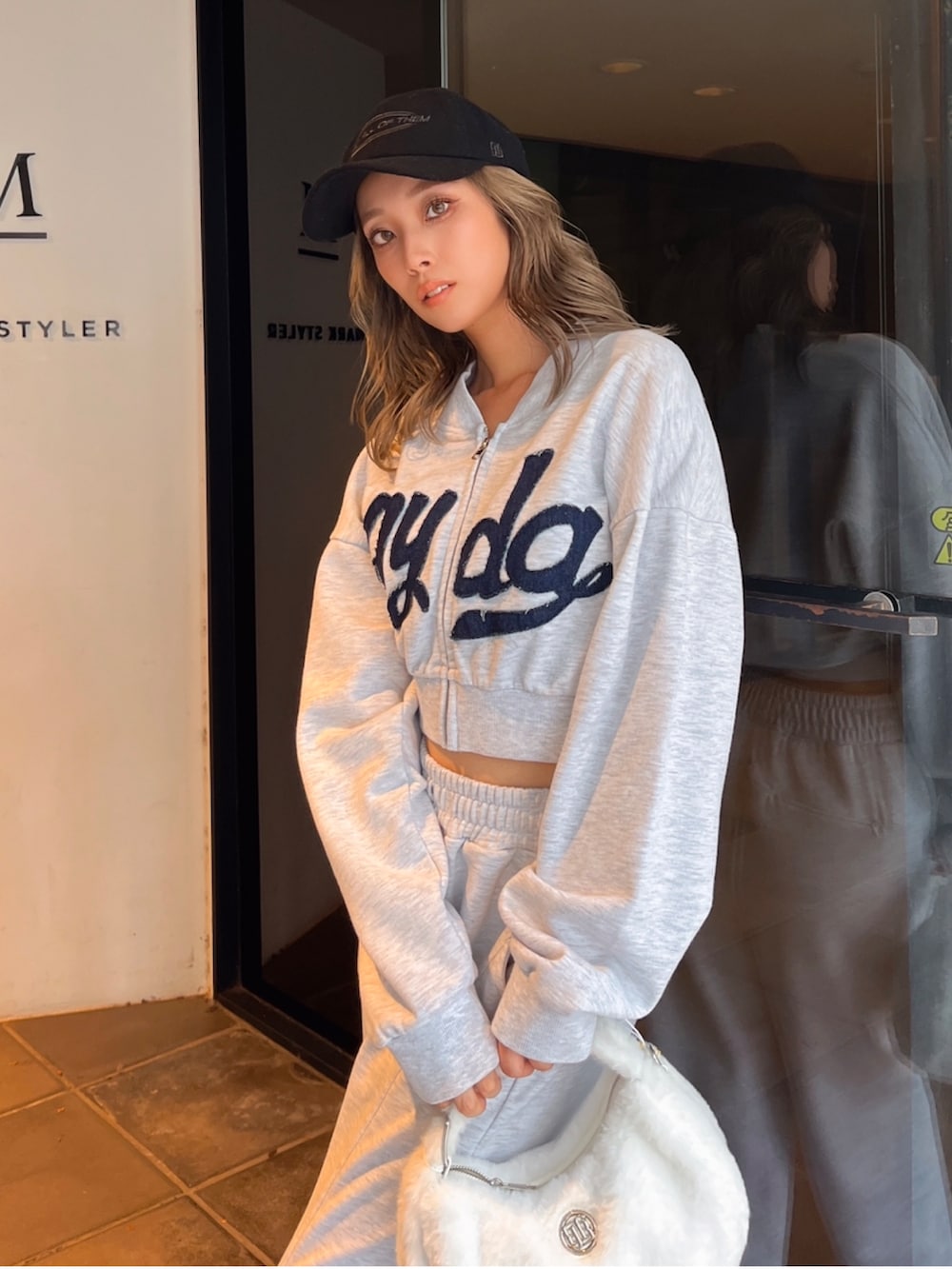 グレー系のスウェット、グレー系のスウェットパンツ、ブラック系のブーツを着用したレディースの冬コーディネートの5枚目の写真