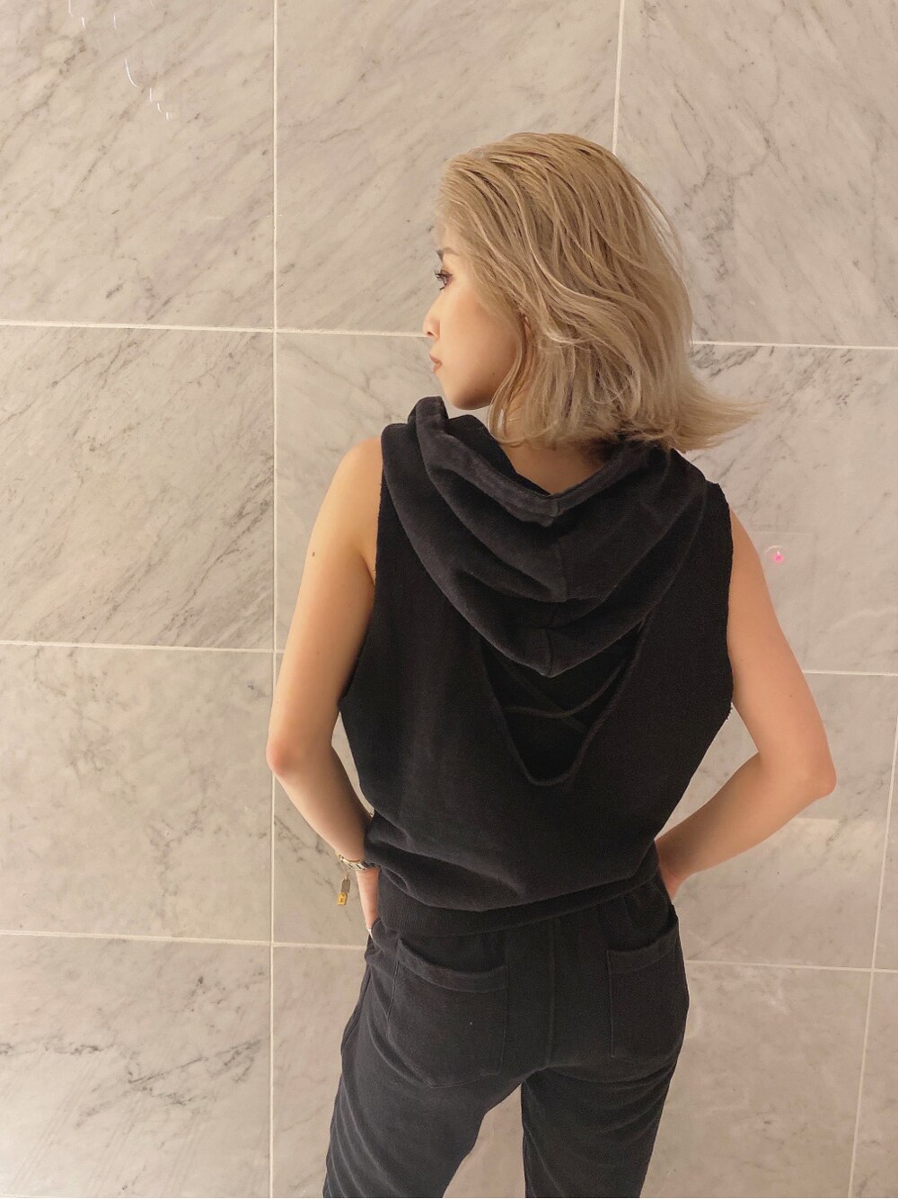 ブラック系のその他パンツ、ブラック系のパーカーを着用したレディースの春コーディネートの3枚目の写真