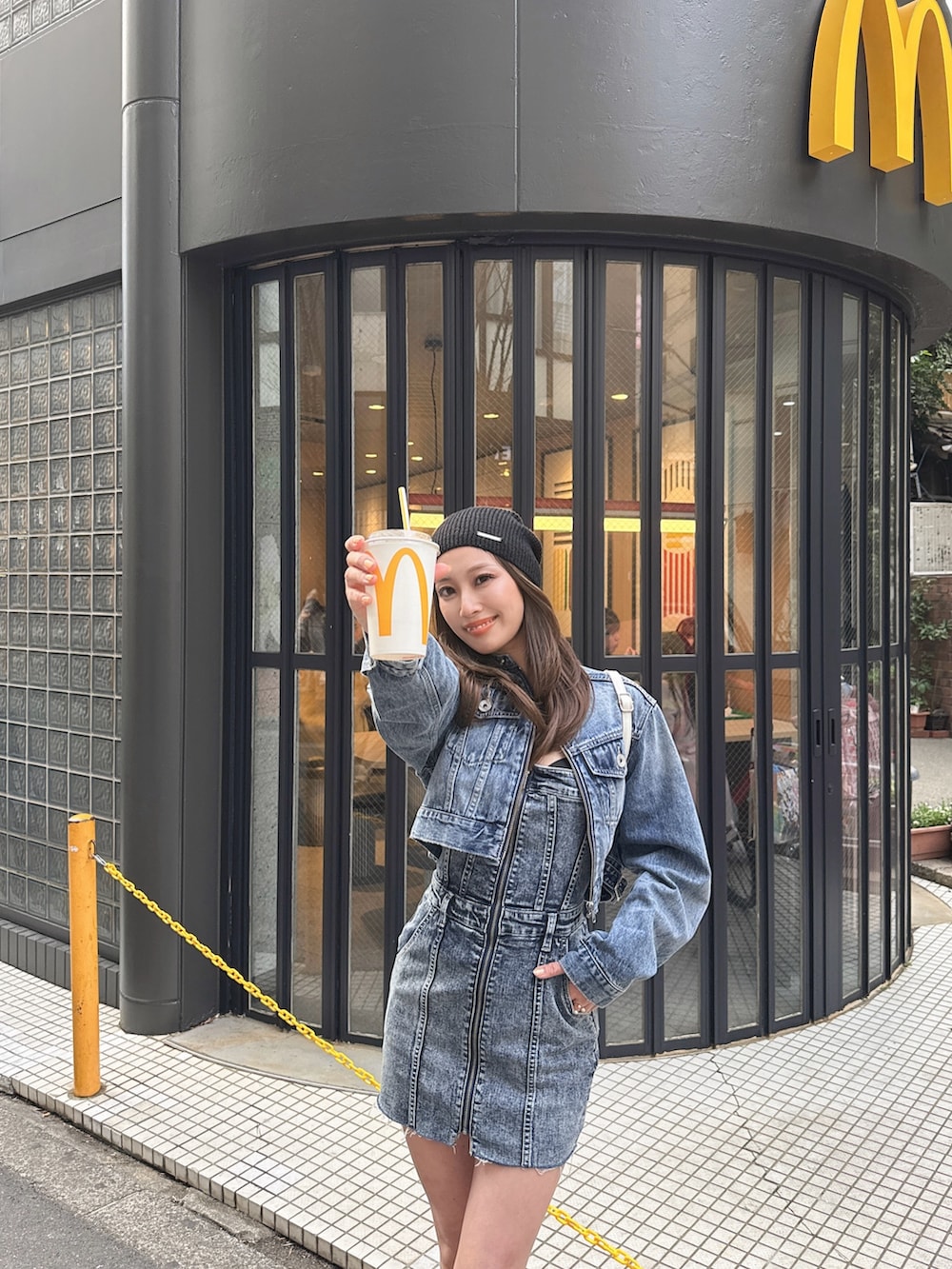 ブルー系のワンピース、ブルー系のデニムジャケットを着用したレディースの春コーディネートの2枚目の写真