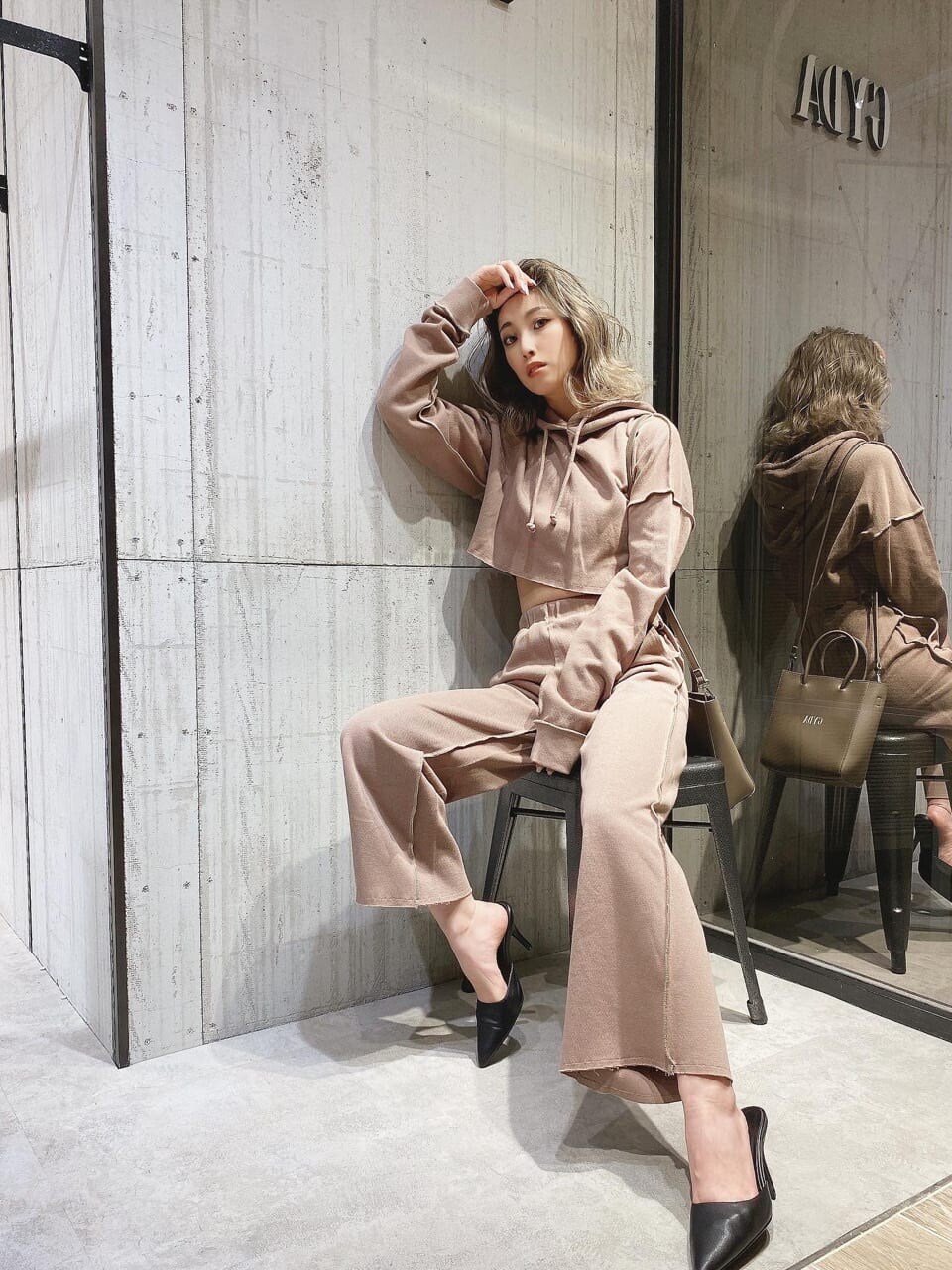 ベージュ系のその他パンツ、ベージュ系のパーカーを着用したレディースの夏コーディネートの2枚目の写真