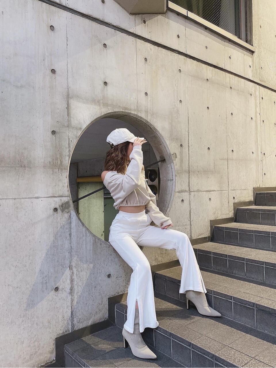 ベージュ系のブーツ、ベージュ系のその他パンツ、ホワイト系のスウェットを着用したレディースの冬コーディネートの2枚目の写真