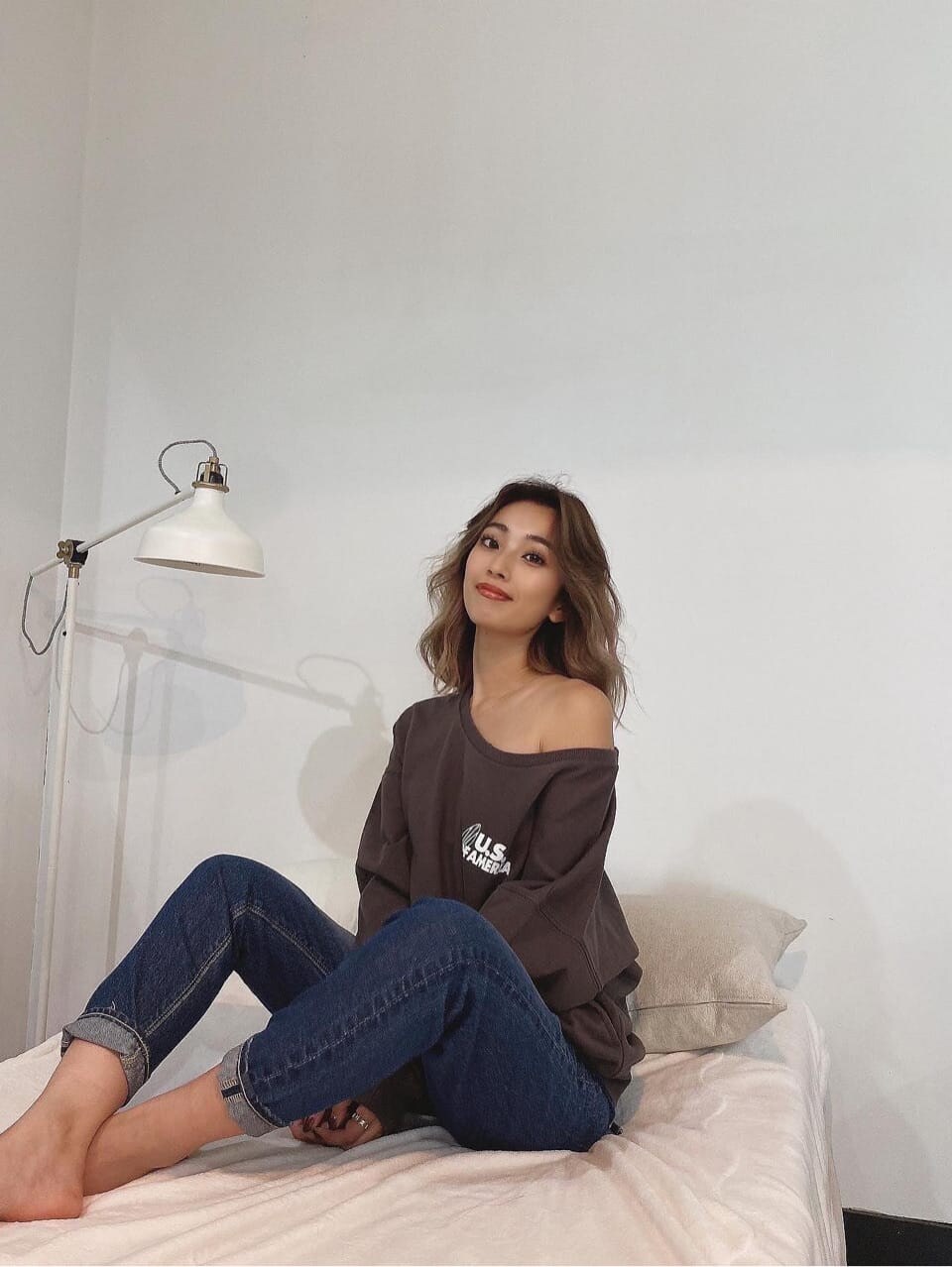 グレー系のスウェットを着用したレディースの春コーディネートの2枚目の写真